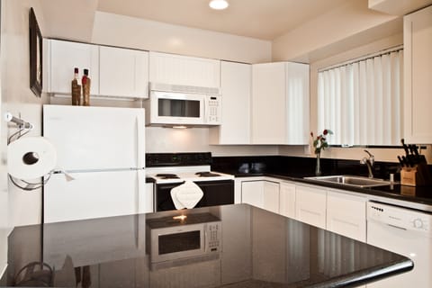 Room 8 2Bdr Ocean view  | Private kitchen | Full-size fridge, microwave, oven, stovetop