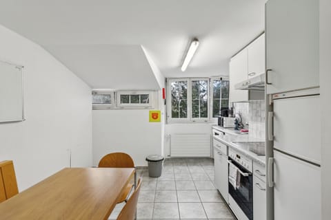 Mini-fridge, microwave, oven, stovetop