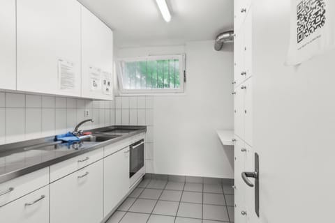 Mini-fridge, microwave, oven, stovetop