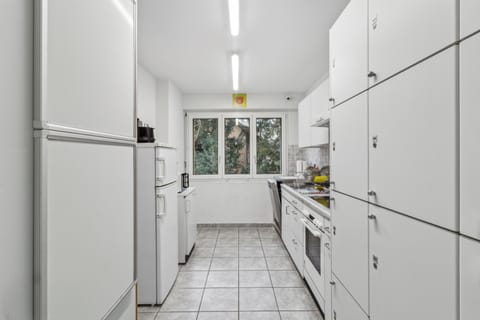 Mini-fridge, microwave, oven, stovetop