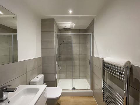 Standard Apartment | Bathroom | Shower, free toiletries, hair dryer, towels