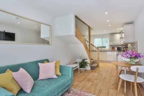 Apartment | Living area | 40-inch LED TV with satellite channels