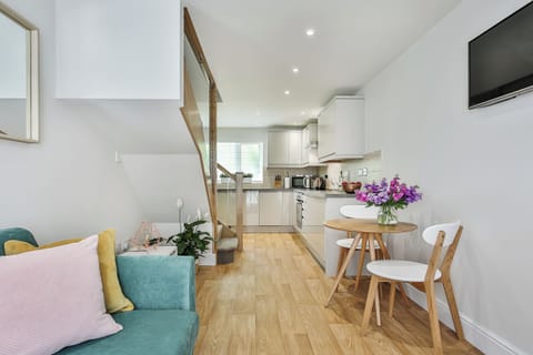 Apartment | Living area | 40-inch LED TV with satellite channels