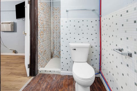 Deluxe Double Room | Bathroom | Towels, soap, shampoo