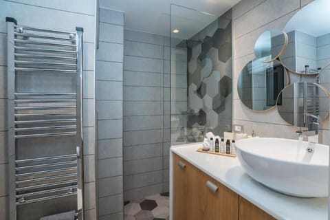 Luxury Apartment, City View | Bathroom | Shower, rainfall showerhead, free toiletries, hair dryer