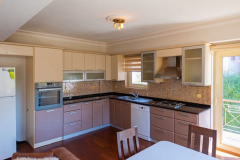 Family Duplex, 3 Bedrooms | Private kitchen | Fridge, coffee/tea maker