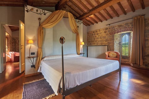 Minibar, laptop workspace, free WiFi, bed sheets