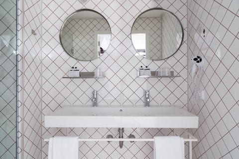 Shower, rainfall showerhead, free toiletries, hair dryer