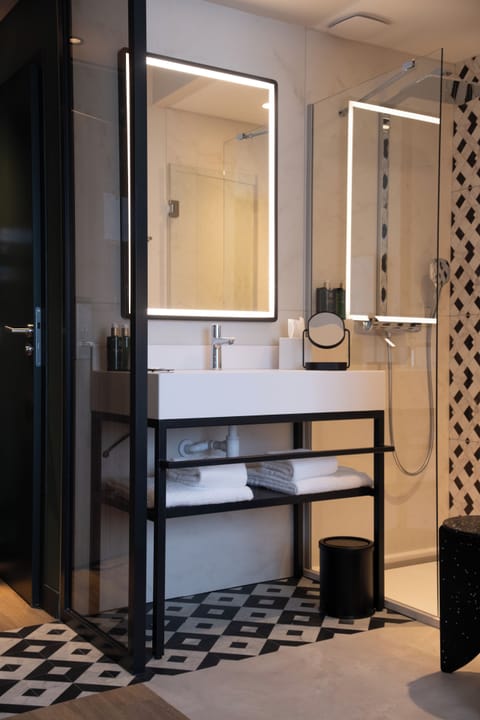Superior Room | Bathroom | Free toiletries, hair dryer, towels, soap