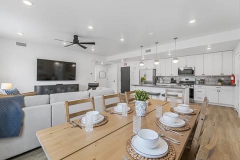 Condo, 2 Bedrooms | Dining