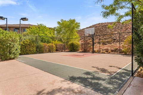 Condo, 2 Bedrooms | Sport court