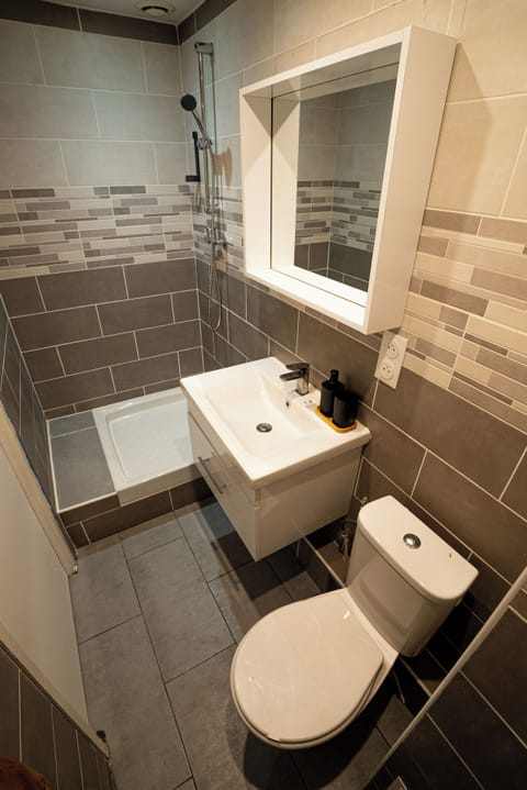 Triple Room | Free cribs/infant beds, free WiFi, bed sheets