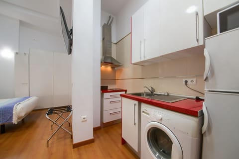 Comfort Studio | Private kitchen | Full-size fridge, microwave, oven, stovetop