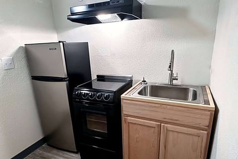 Deluxe Studio Suite, 1 Double Bed, Non Smoking | Desk, laptop workspace, free WiFi, bed sheets