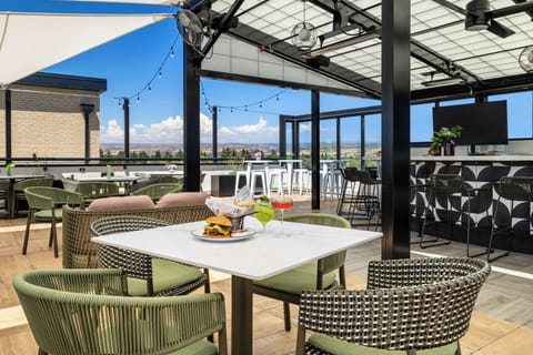 2 bars/lounges, rooftop bar