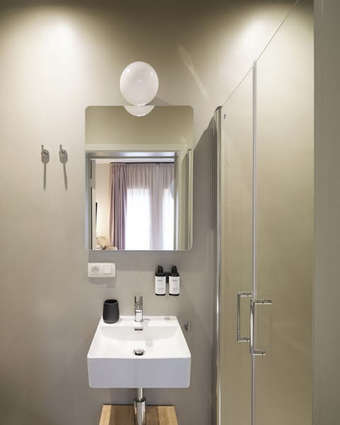 Comfort Double Room | Bathroom | Shower, free toiletries, hair dryer, towels