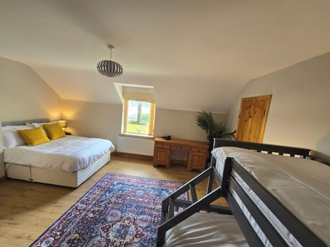 House | 5 bedrooms, free WiFi, bed sheets