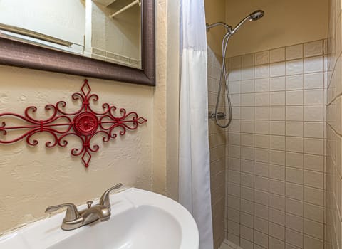 Traditional Room | Bathroom | Free toiletries, hair dryer, bathrobes, towels