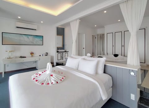 Suite Seaview with Hot Tub and Balcony | Minibar, in-room safe, desk, blackout drapes