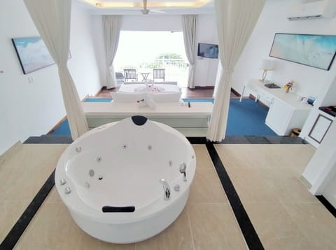 Suite Seaview with Hot Tub and Balcony | Bathroom | Free toiletries, hair dryer, slippers, bidet