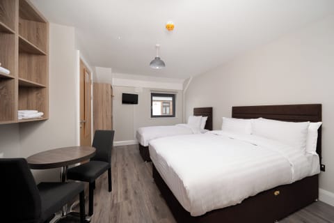 Family Room | Desk, laptop workspace, free WiFi