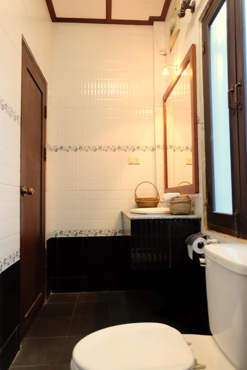 Standard Twin Room | Bathroom | Shower, free toiletries, hair dryer, towels