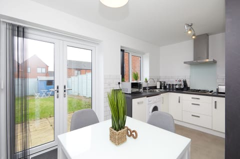 Premier Townhome, 2 Bedrooms, Kitchen, City View | Dining room