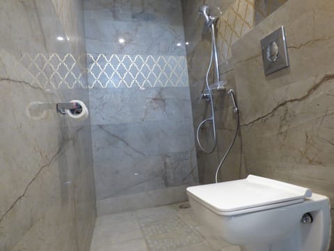 Deluxe Double Room | Bathroom shower