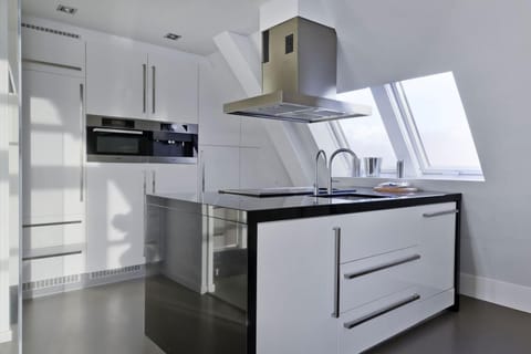 Penthouse The Beach | Private kitchen | Full-size fridge, microwave, oven, stovetop