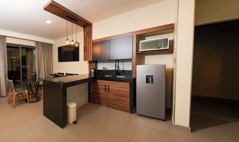 Deluxe Room, City View | Private kitchen | Electric kettle