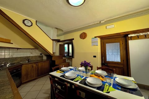 Family Townhome, 3 Bedrooms (Borgo di Porlezza) | Private kitchen | Fridge, microwave, stovetop, coffee/tea maker