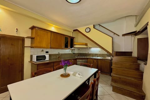 Family Townhome, 3 Bedrooms (Borgo di Porlezza) | Private kitchen | Fridge, microwave, stovetop, coffee/tea maker