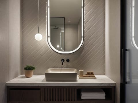 Cozy Room City View | Bathroom | Shower, free toiletries, hair dryer, bathrobes