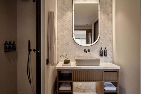 Superior Room Side Sea View | Bathroom | Shower, free toiletries, hair dryer, bathrobes