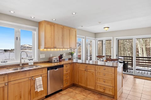 House, 4 Bedrooms | Private kitchen | Fridge, oven, coffee/tea maker, toaster