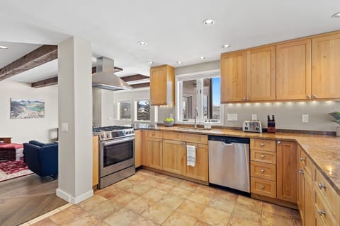 House, 4 Bedrooms | Private kitchen | Fridge, oven, coffee/tea maker, toaster