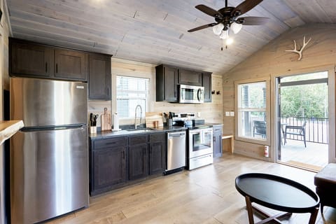 Garden Cabin | Private kitchen | Microwave, stovetop, coffee/tea maker, cookware/dishes/utensils