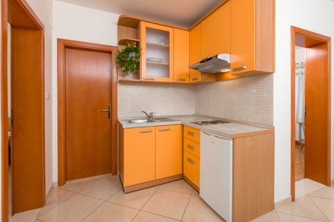 Apartment, 2 Bedrooms, Balcony (br. 3) | Private kitchen | Fridge, microwave, stovetop, coffee/tea maker