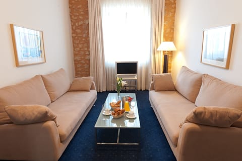 Premium Suite (Spa Access) | Living area | 32-inch flat-screen TV with satellite channels, TV