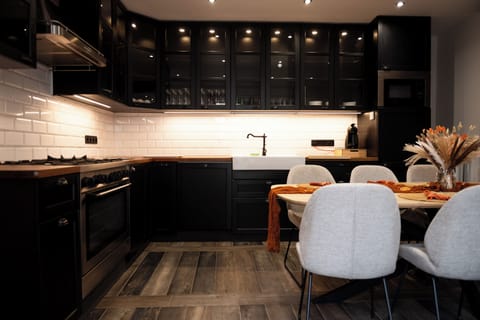 Comfort Townhome, Non Smoking, Courtyard Area | Private kitchen | Highchair