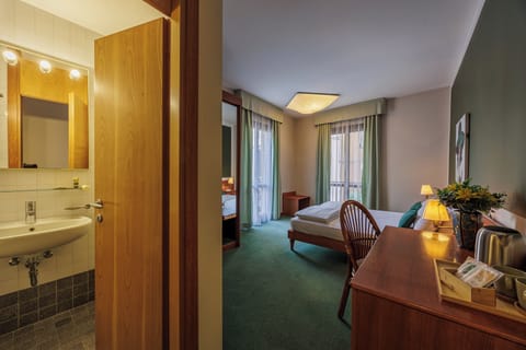 Superior Double Room, Corner | Desk, laptop workspace, free WiFi, bed sheets