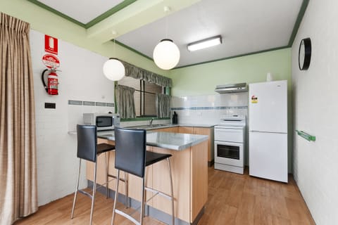 Basic Apartment, 2 Bedrooms, Ground floor | Private kitchen | Fridge, microwave, stovetop, electric kettle