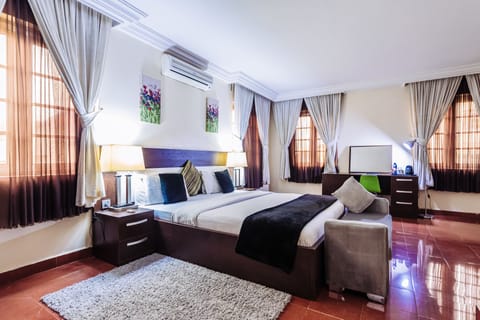 Executive Suite, 1 Queen Bed, Ensuite | 1 bedroom, desk, free WiFi