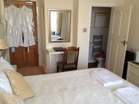 Deluxe Double Room, 1 King Bed (Room 2) | Bathroom | Shower, free toiletries, hair dryer, towels