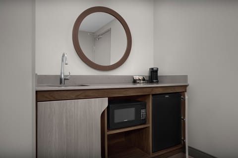 Studio, 1 King Bed, Refrigerator & Microwave (Wet bar) | Desk, laptop workspace, blackout drapes, iron/ironing board