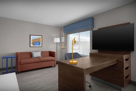 Studio, 1 King Bed, Refrigerator & Microwave (Wet bar) | Desk, laptop workspace, blackout drapes, iron/ironing board