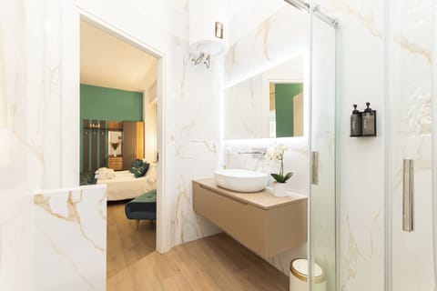 Luxury Triple Room | Bathroom | Shower, hair dryer, towels, soap