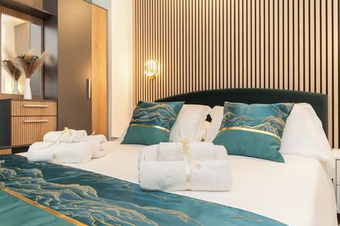 Luxury Triple Room | Desk, laptop workspace, free WiFi