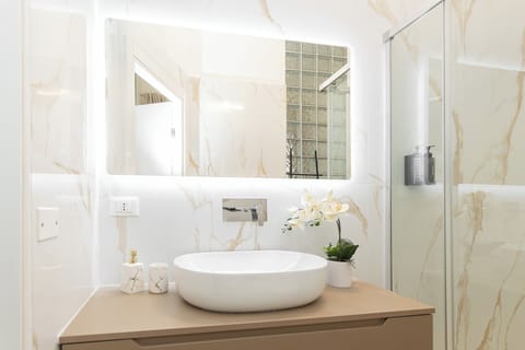 Luxury Triple Room | Bathroom | Shower, hair dryer, towels, soap