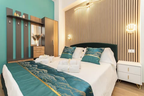 Luxury Triple Room | Desk, laptop workspace, free WiFi